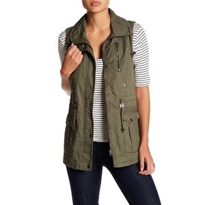 Jolt Bleach Spot Cargo Vest in Olive